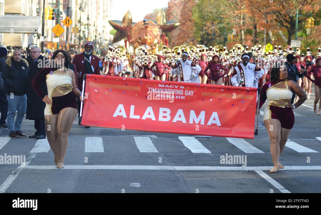 New York City, Usa. November 2023. Das Team Alabama startet die jährliche Macy’s Thanksgiving Day Parade in Mid-Manhattan, New York City. Quelle: Ryan Rahman/Alamy Live News Stockfoto