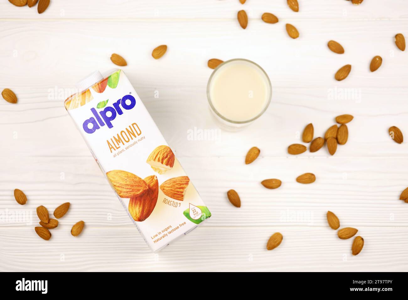 KHARKIV, UKRAINE - 2. JANUAR 2021 Alpro Mandel vegetarische Milchpackung, hergestellt von einem europäischen Unternehmen mit Sitz in Wevelgem, Belgien Stockfoto