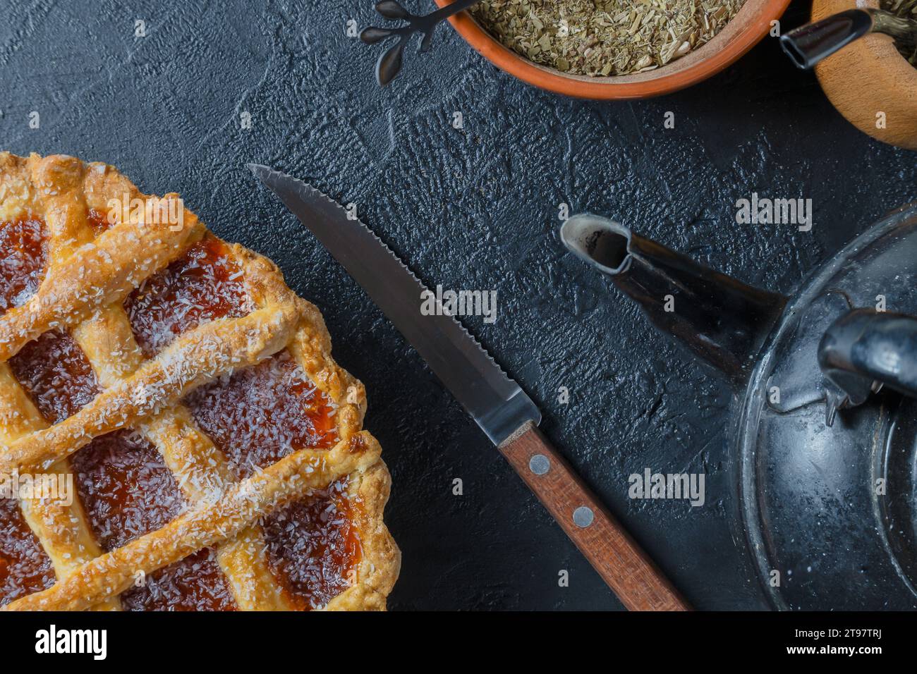 Argentinisches Pastafrola, begleitet von Mate und Wasserkocher. Stockfoto