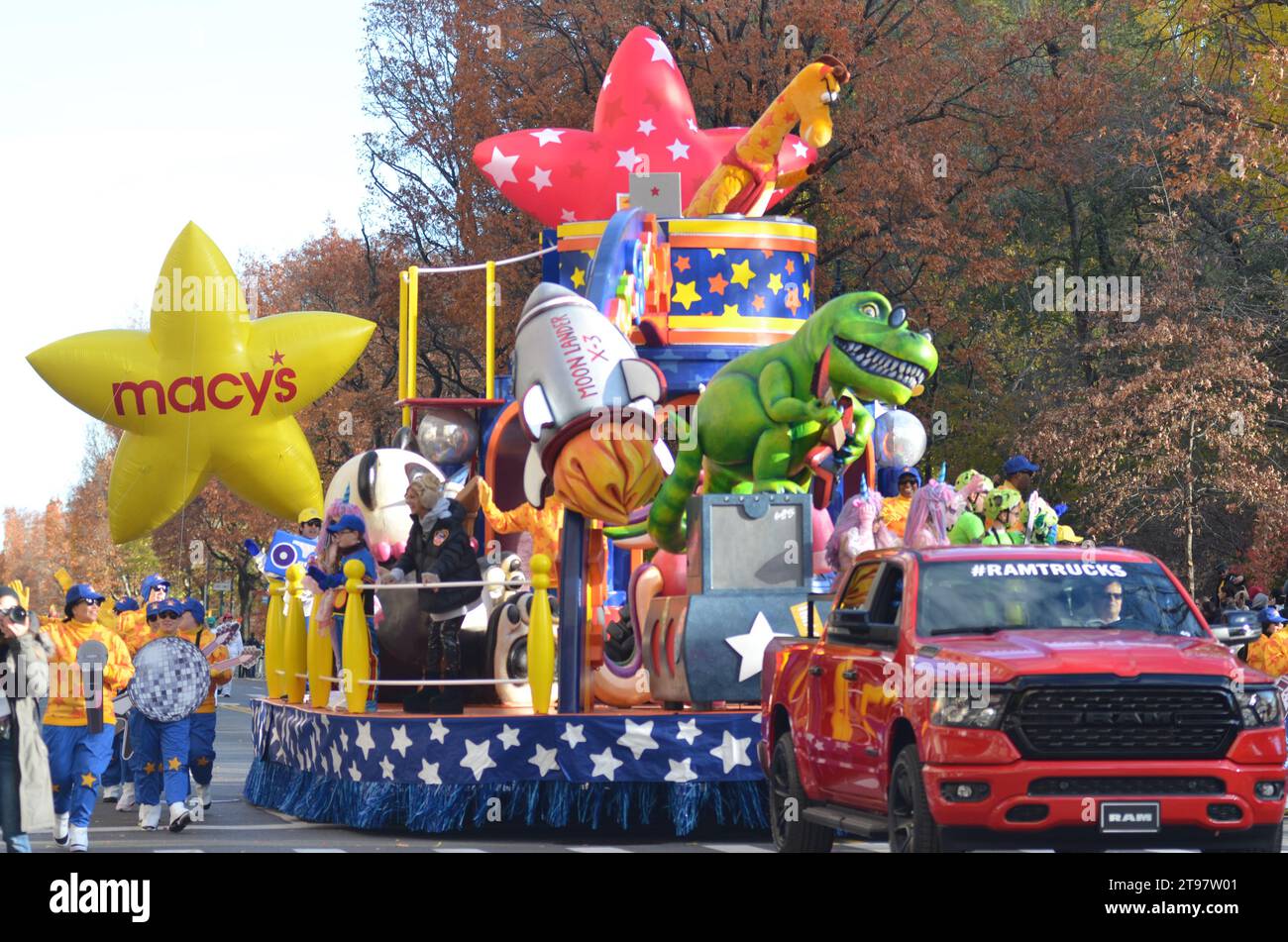 New York City, Usa. November 2023. Tausende nahmen an der jährlichen Macy’s Thanksgiving Day Parade in Mid-Manhattan, New York City, Teil. Quelle: Ryan Rahman/Alamy Live News Stockfoto