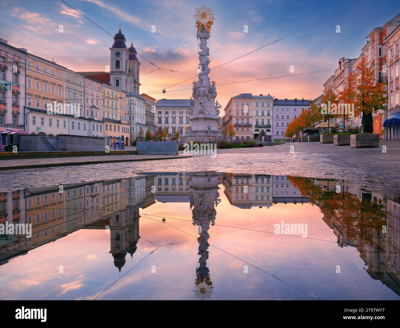 Linz, Österreich. Stadtbild des Hauptplatzes von Linz, Österreich mit Reflexion der Skyline der Stadt bei schönem Sonnenaufgang. Stockfoto