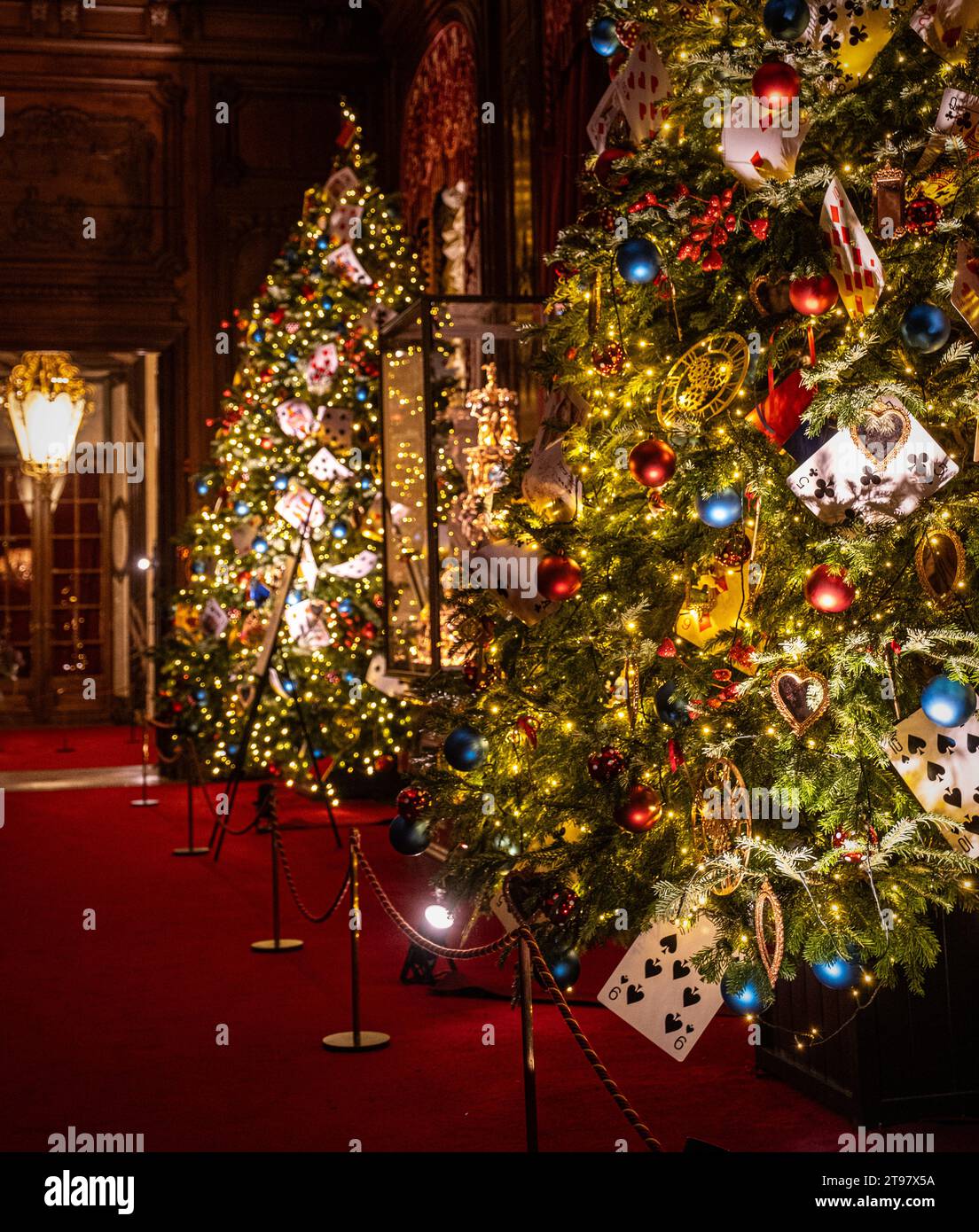 Das Waddesdon Manor ist weihnachtlich mit dem Märchenthema der Eiskönigin, Peter Pan und Alice im Wunderland geschmückt. Stockfoto