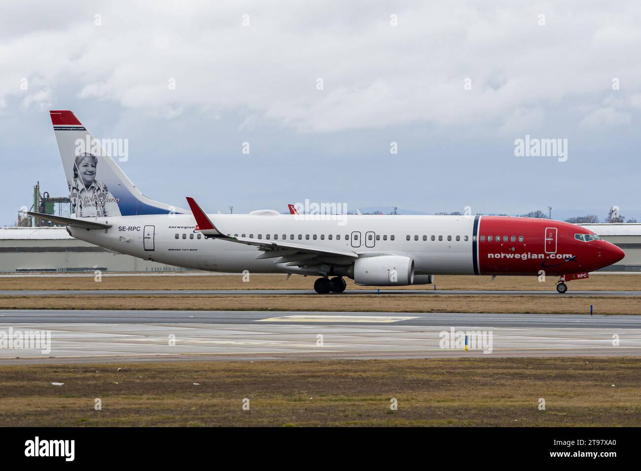 Norwegisches Flugzeug Boeing 737-800 im Rollverkehr für den Start von Prag Stockfoto