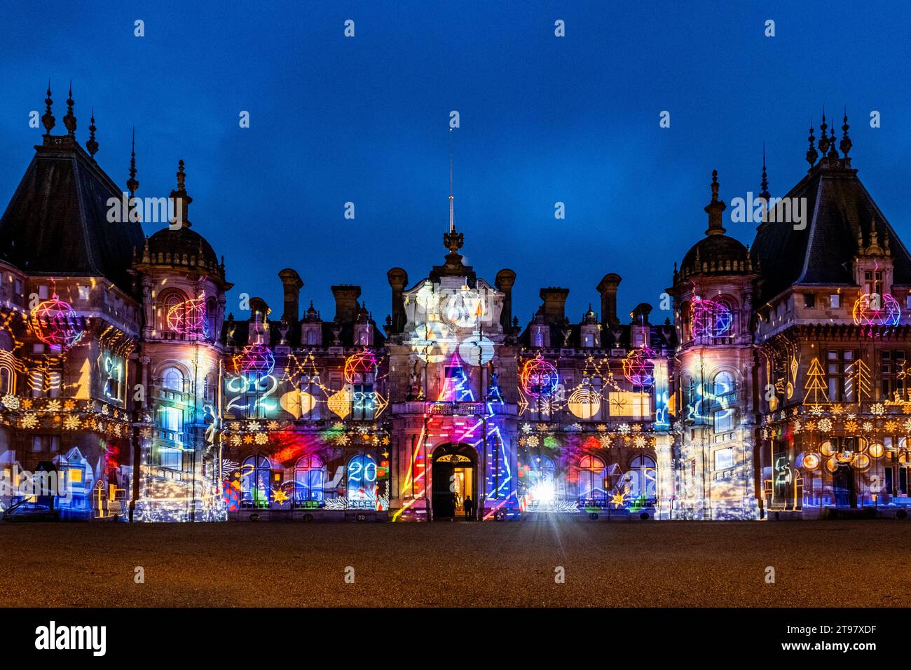 Das Herrenhaus in Waddesdon ist zu Weihnachten mit Winterlichtern beleuchtet. Stockfoto