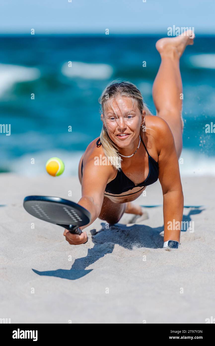 Professionelle Frau, die am Strand Tennis spielt. Profisportkonzept. Horizontales Sportposter, Grußkarten, Kopfzeilen, Website und AP Stockfoto