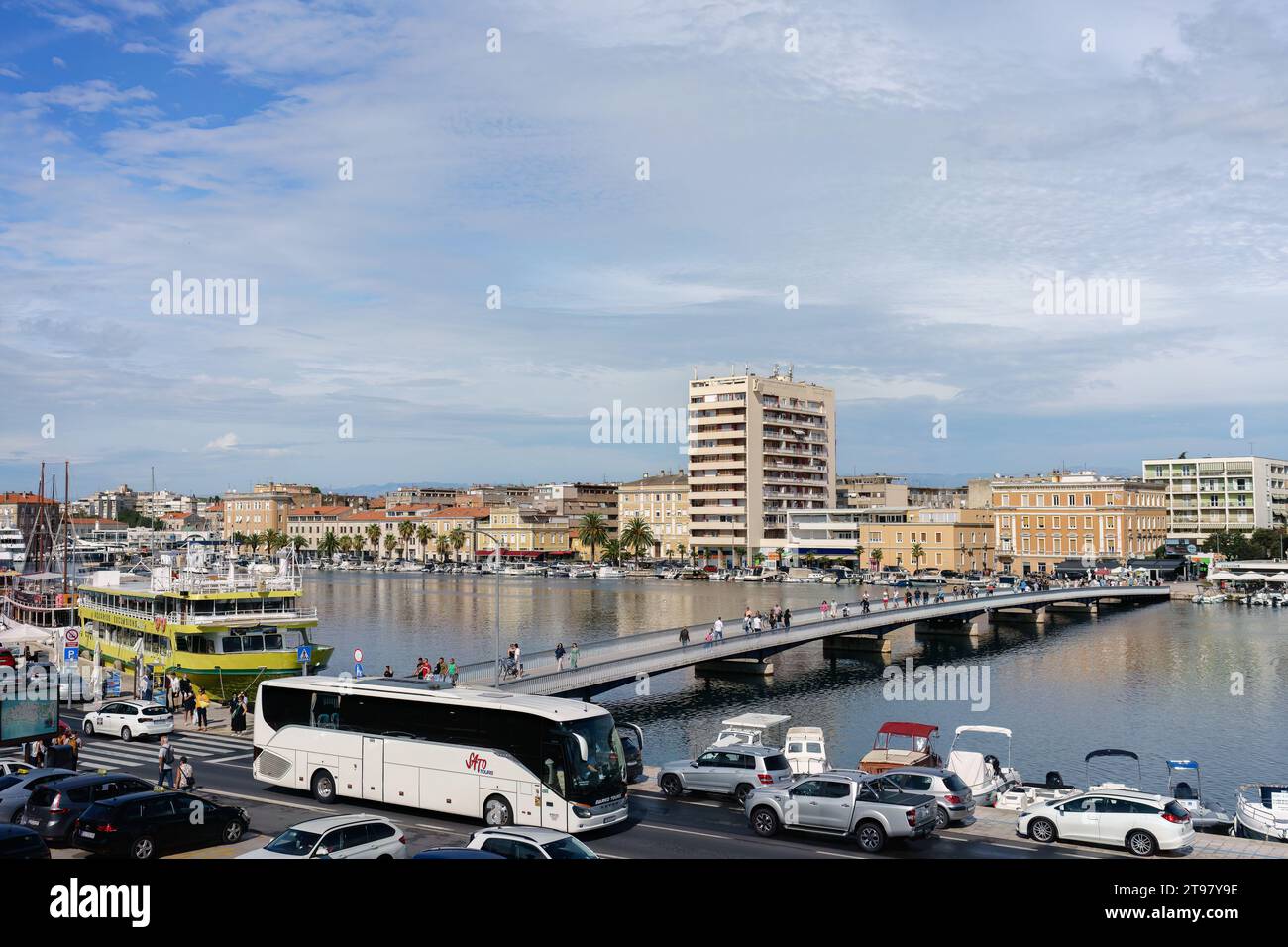 Stadtbrücke (Gradski Most) und Hafen in Zadar, Kroatien. September 2023. Stockfoto