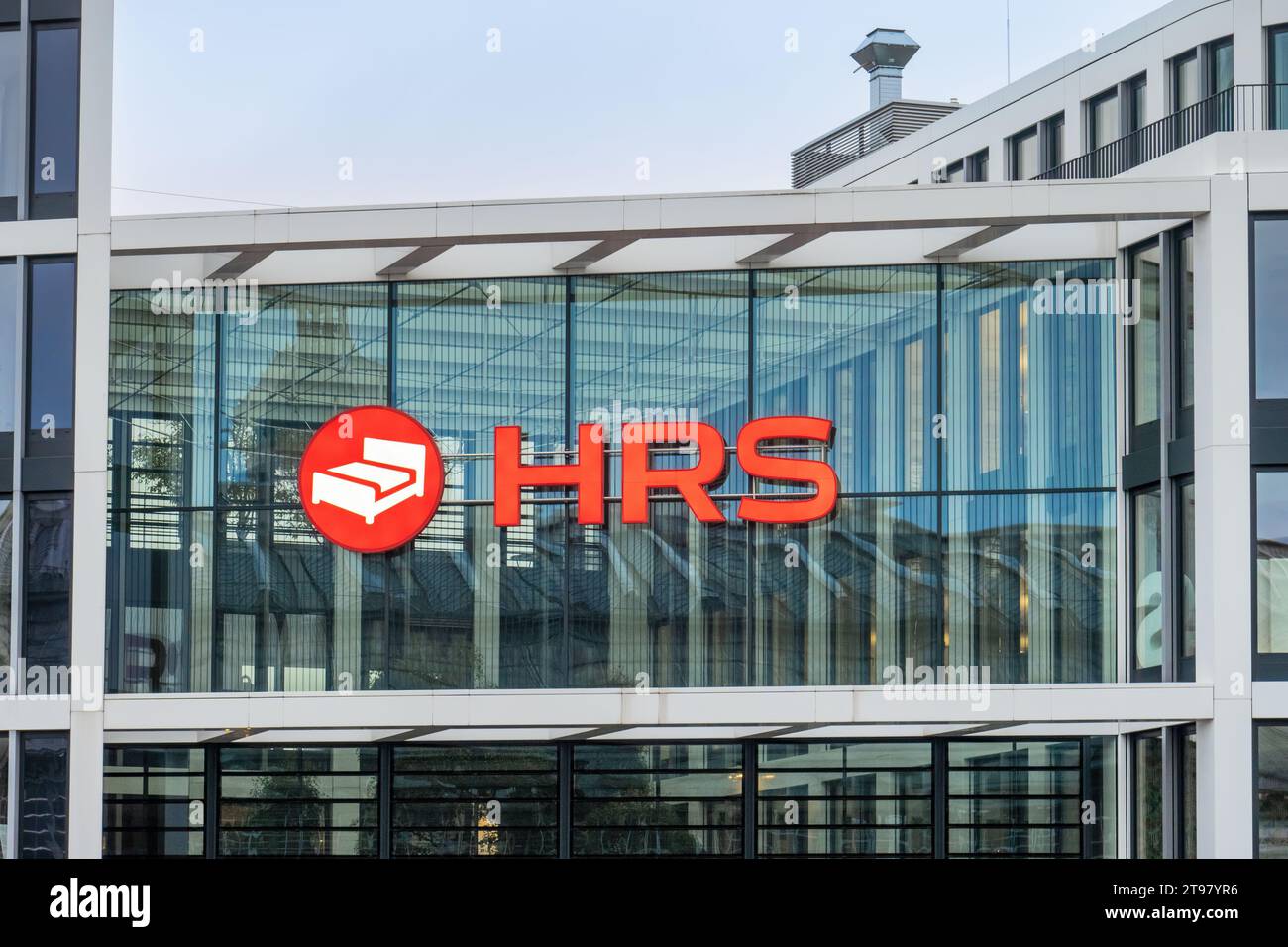 Hauptsitz der HRS-Gruppe in Köln, Deutschland. Hotelreservierungsservice. Weltweit tätiges E-Commerce-Unternehmen in der Tourismusbranche. Stockfoto