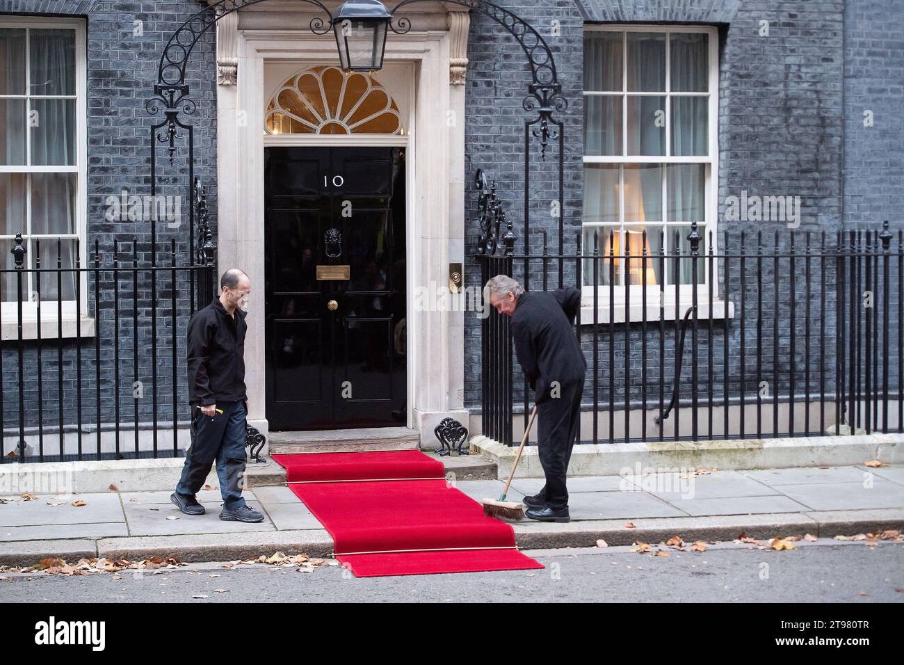 London, Großbritannien. November 2023. Der rote Teppich, der vor der Downing Street 10 aufgestellt wird, ist bereit für den Besuch von Präsident Yon aus Südkorea mit Premierminister Rishi Sunak. Quelle: Maureen McLean/Alamy Live News Stockfoto