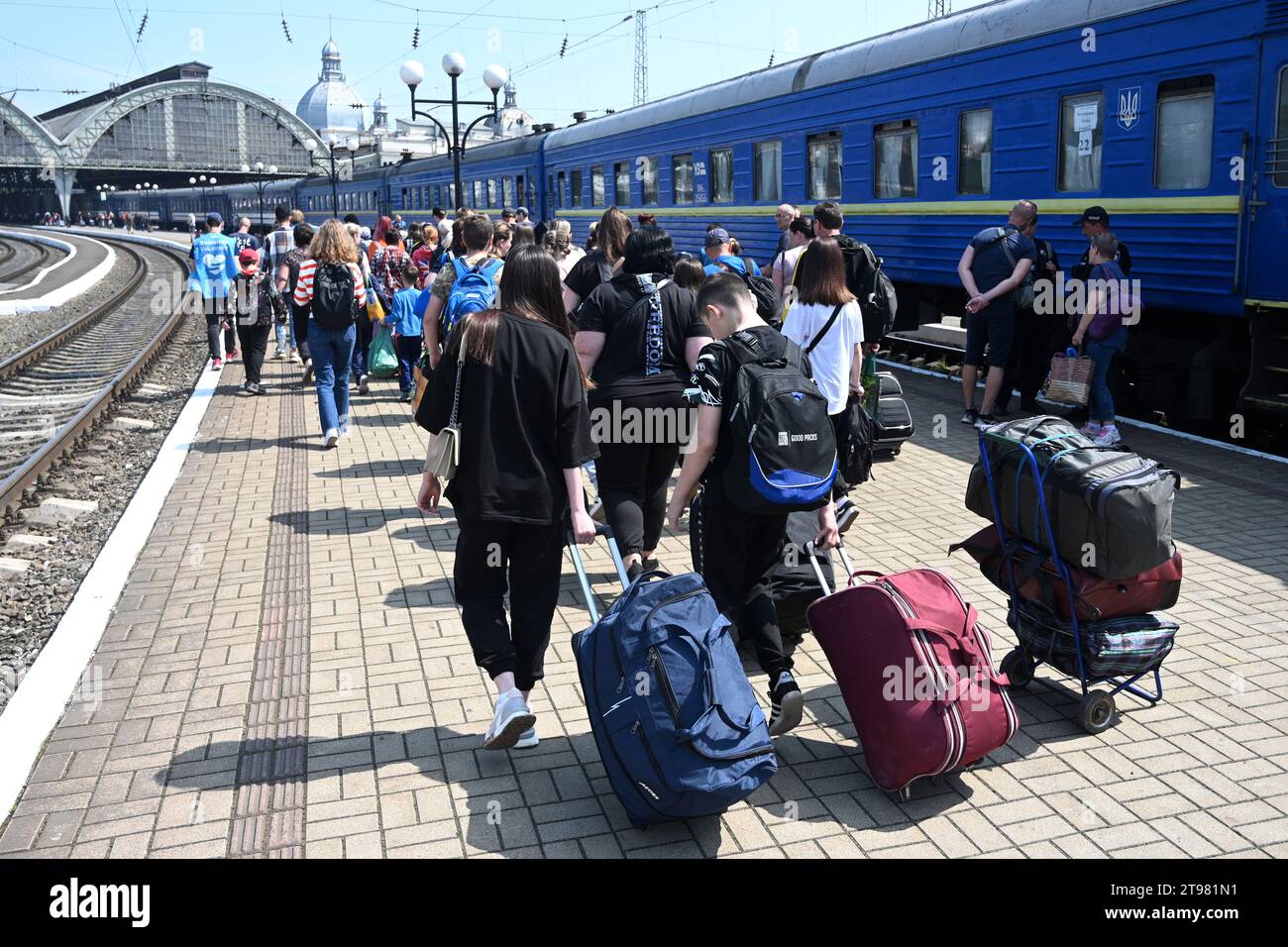 Lemberg, Ukraine - 25. Mai 2022: Evakuierte laufen auf einem Bahnsteig nach Ankunft am Bahnhof in Lemberg. Stockfoto