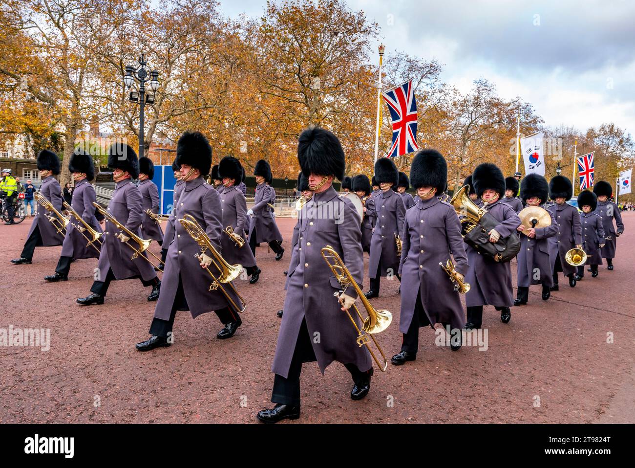 Eine Bande der King's Guard marschiert die Mall zur Wachablösung in London, Großbritannien Stockfoto