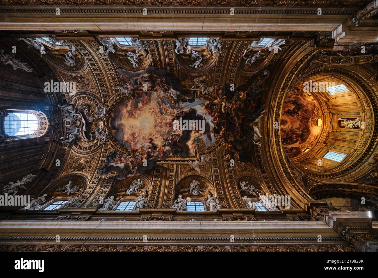 Rom, Italien - 4. November 2023: Berühmtes Gemälde in der Decke der Kirche Gesu (Chiesa del Gesu) - Triumph des Namens Jesu Stockfoto