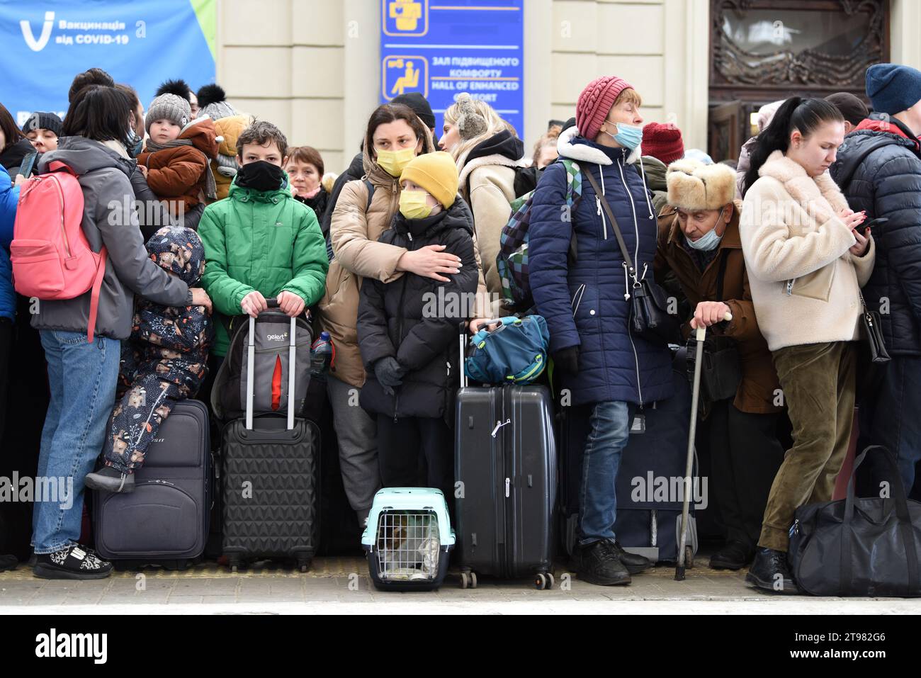 Lviv, Ukraine - 26. Februar 2022. Menschen im Bahnhof der westukrainischen Stadt Lviv warten auf den Zug nach Polen. Stockfoto