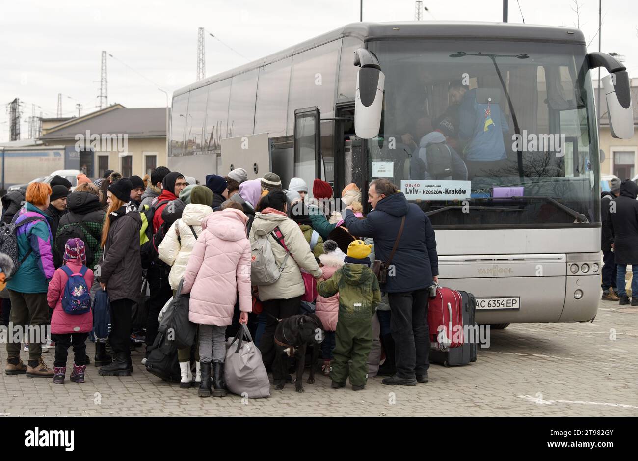 Lemberg, Ukraine - 2. März 2022. Evakuierte aus der Ostukraine im Busbahnhof von Lemberg warten auf den Bus nach Polen. Stockfoto