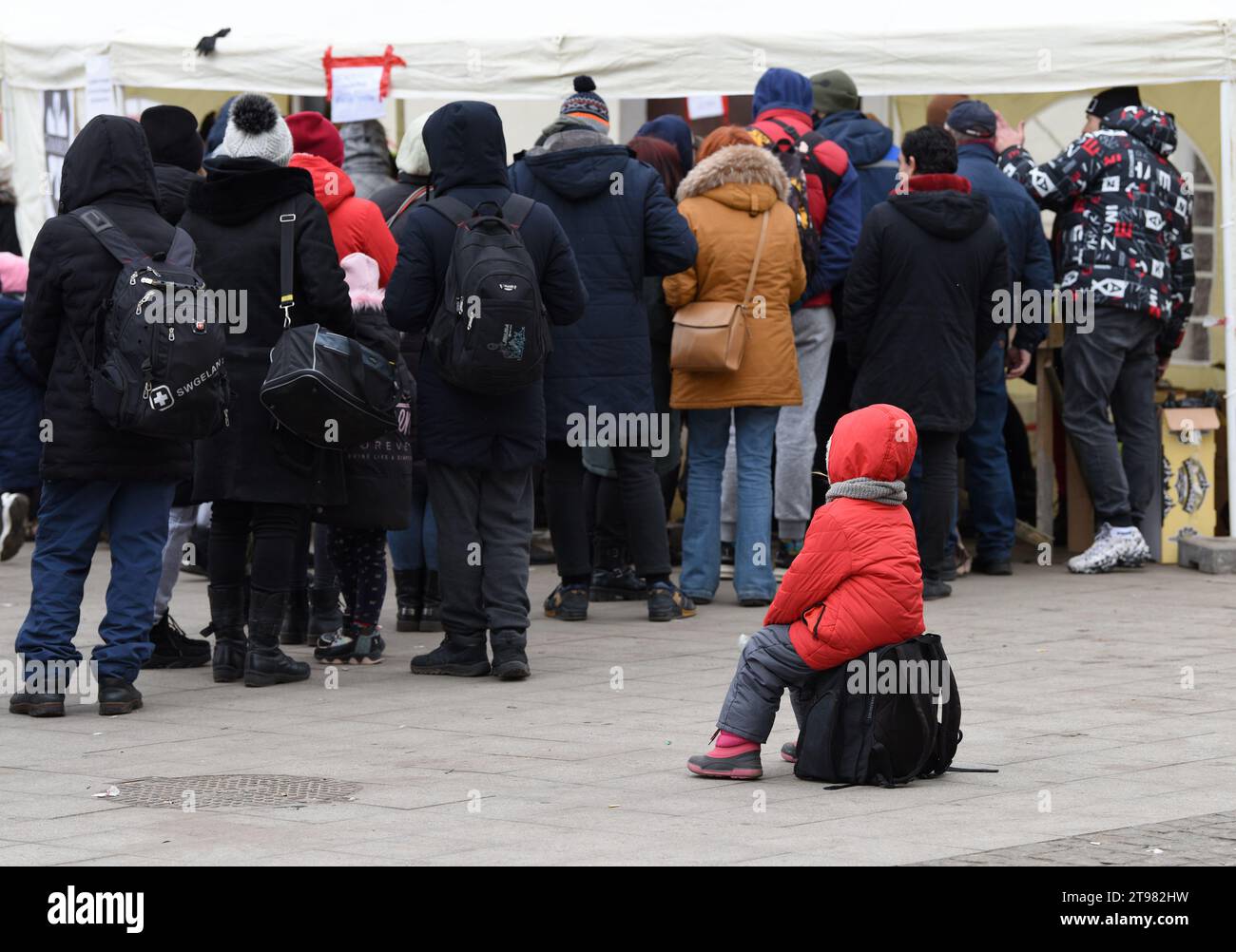 Lemberg, Ukraine - 6. März 2022: Evakuierte aus der Ostukraine in der Nähe des Bahnhofs in der westukrainischen Stadt Lemberg. Stockfoto