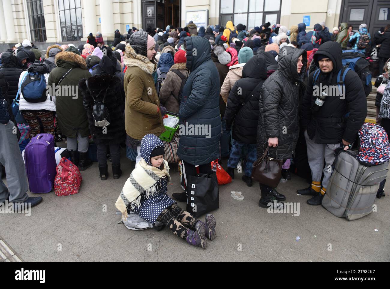 Lemberg, Ukraine - 6. März 2022: Flüchtlinge in der Nähe des Bahnhofs von Lemberg warten auf den Zug nach Polen. Stockfoto