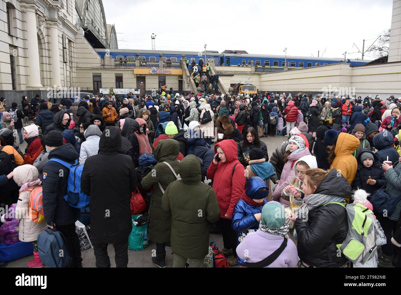 Lemberg, Ukraine - 6. März 2022: Flüchtlinge in der Nähe des Bahnhofs von Lemberg warten auf den Zug nach Polen. Stockfoto