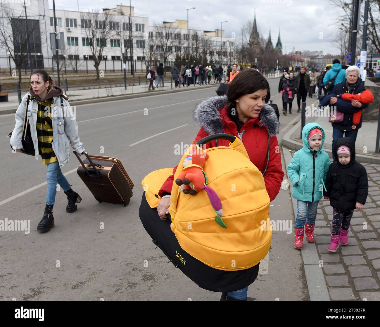 Lemberg, Ukraine - 6. März 2022: Flüchtlinge in der Nähe des Hauptbahnhofs von Lemberg. Stockfoto