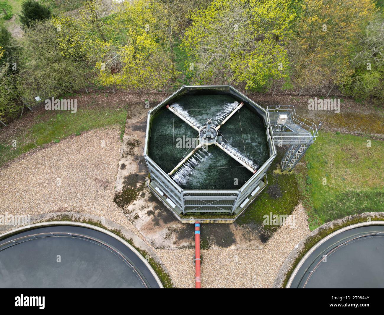 Nahaufnahme der Wasseraufbereitungsanlage Abwasserwerk Saffron Walden Essex UK Luftaufnahme Stockfoto