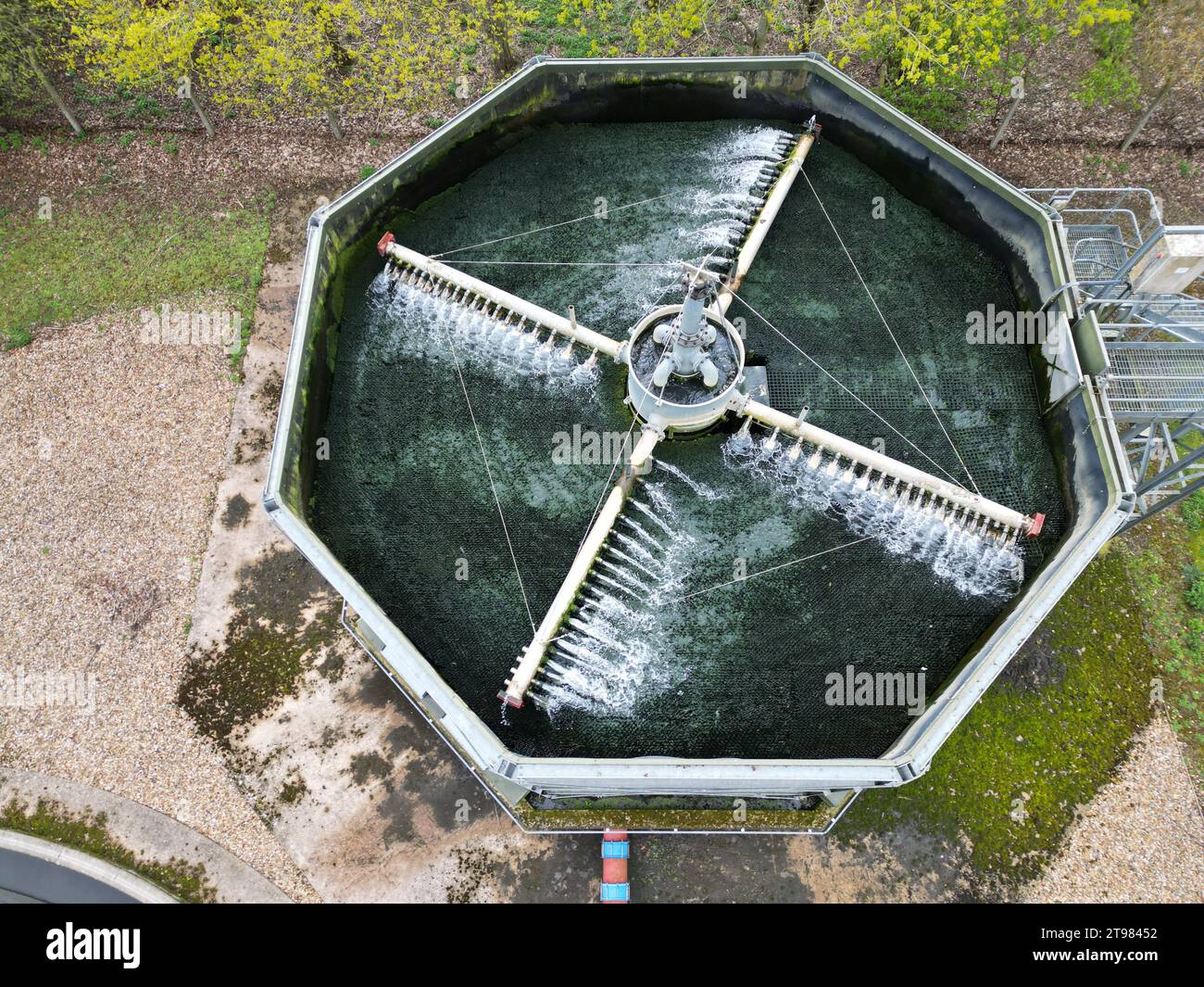 Nahaufnahme der Wasseraufbereitungsanlage Abwasserwerk Saffron Walden Essex UK Luftaufnahme Stockfoto