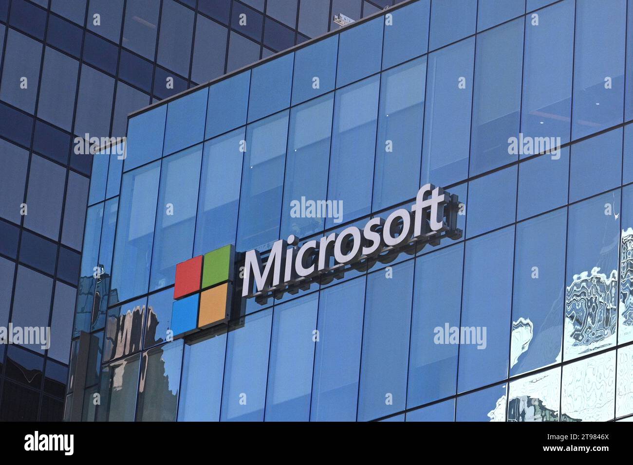 Vancouver, BC, Kanada – 16. August 2023: Das Microsoft-Logo auf dem Microsoft Campus Vancouver. Stockfoto