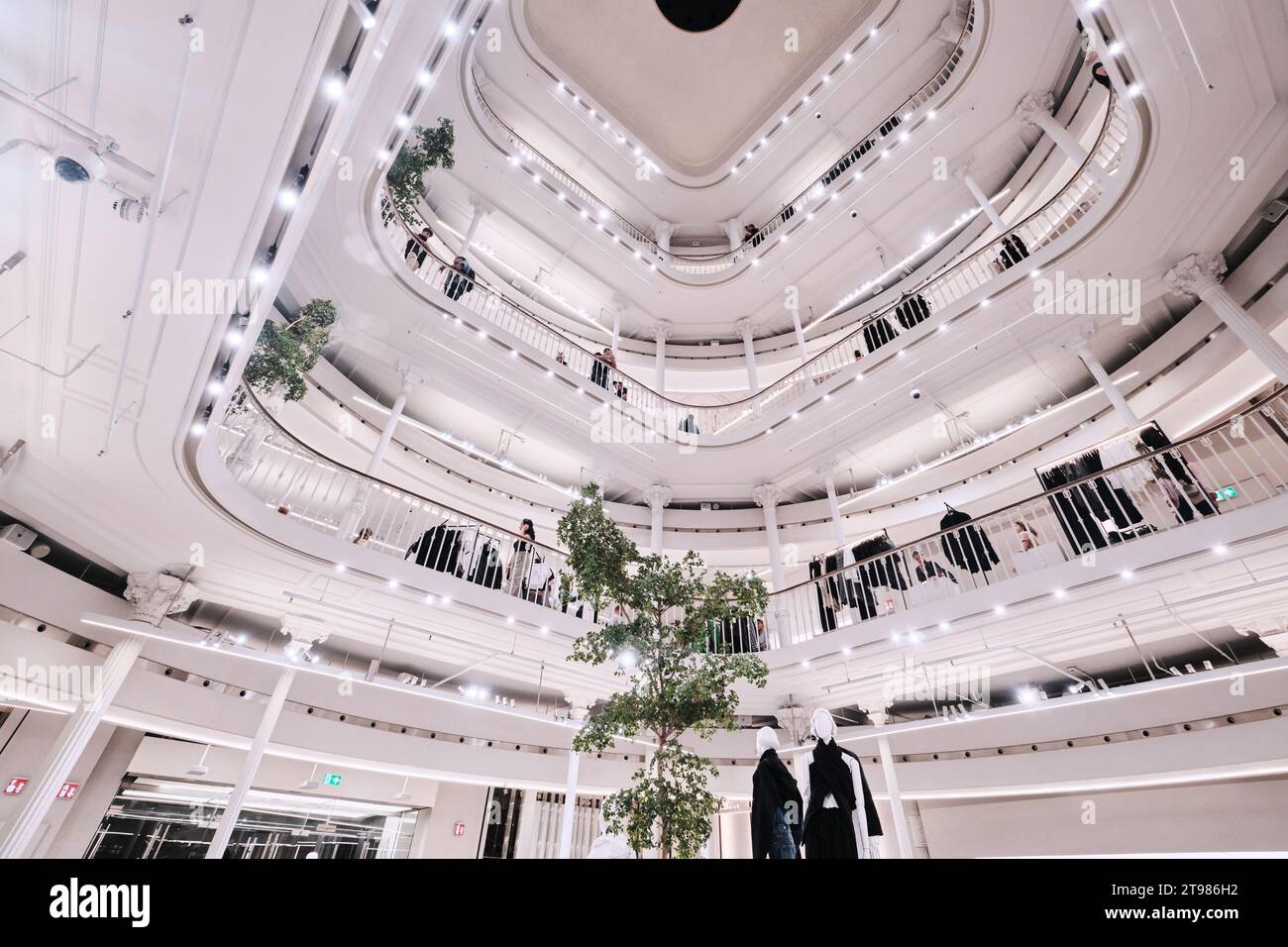 Rom, Italien - 4. November 2023: Innenansicht des Zara-Geschäfts in der Via del Corso, Blick auf das Atrium Stockfoto