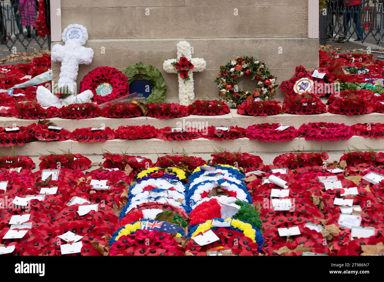 Whitehall, London, Großbritannien. Kränze zum Gedenktag, die der König und die Königin am Gedenktag im Cenotaph gelegt haben, werden Politiker und andere Organisationen nach den jüngsten Protesten am Wochenende in London, bei denen Demonstranten öffentliche Gedenkstätten in London betreten haben, weiterhin abgeschottet. Kredit: Maureen McLean/Alamy Stockfoto