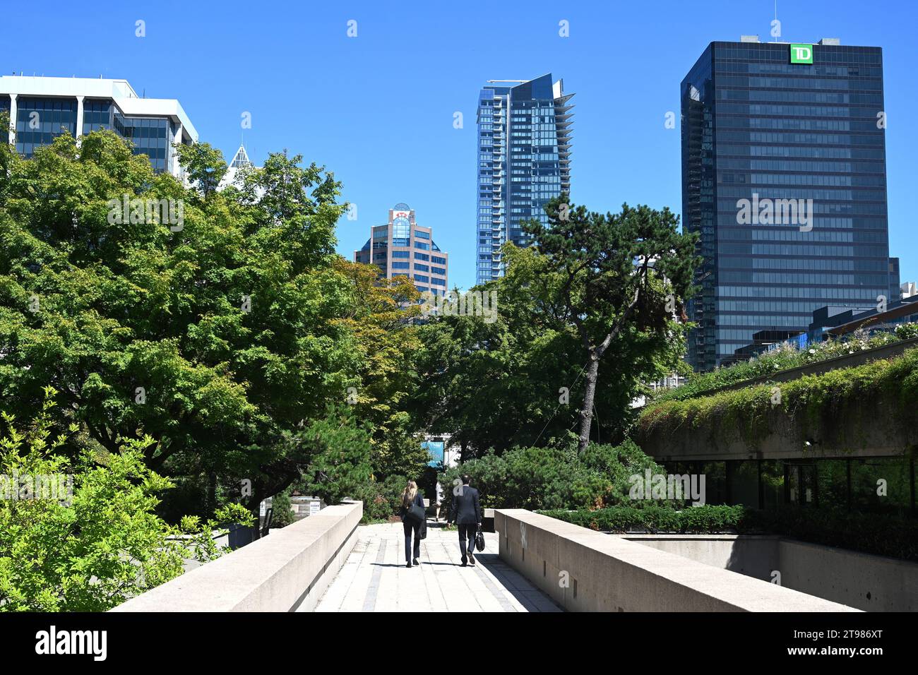 Vancouver, BC, Kanada - 15. August 2023: Menschen auf der Straße in der Innenstadt von Vancouver. Stockfoto