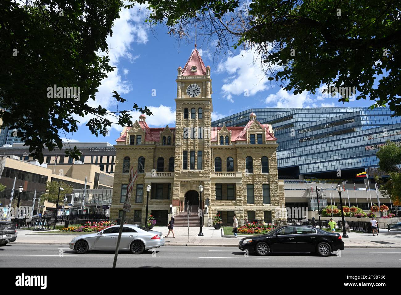 Calgary, AL, Kanada - 10. August 2023: Rathaus von Calgary und Stadtgebäude von Calgary. Stockfoto