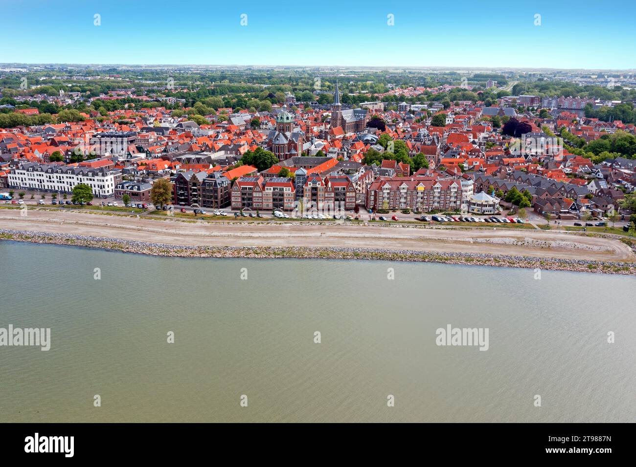 Aus der Vogelperspektive der traditionellen Stadt Hoorn am IJsselmeer in den Niederlanden Stockfoto