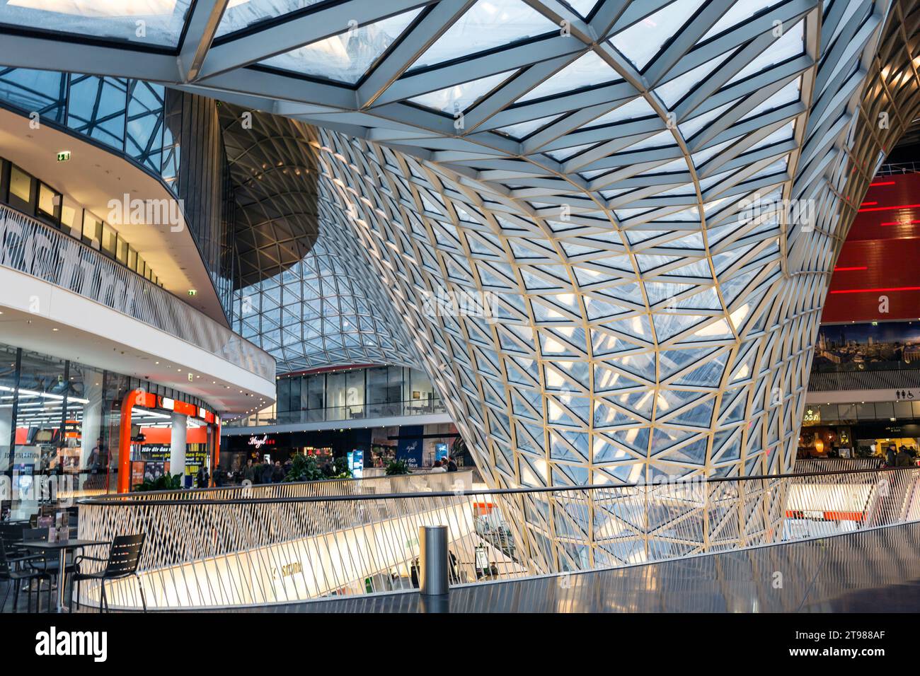Innenraum des Einkaufszentrums MyZeil in Frankfurt am Main, Hessen, Deutschland Stockfoto