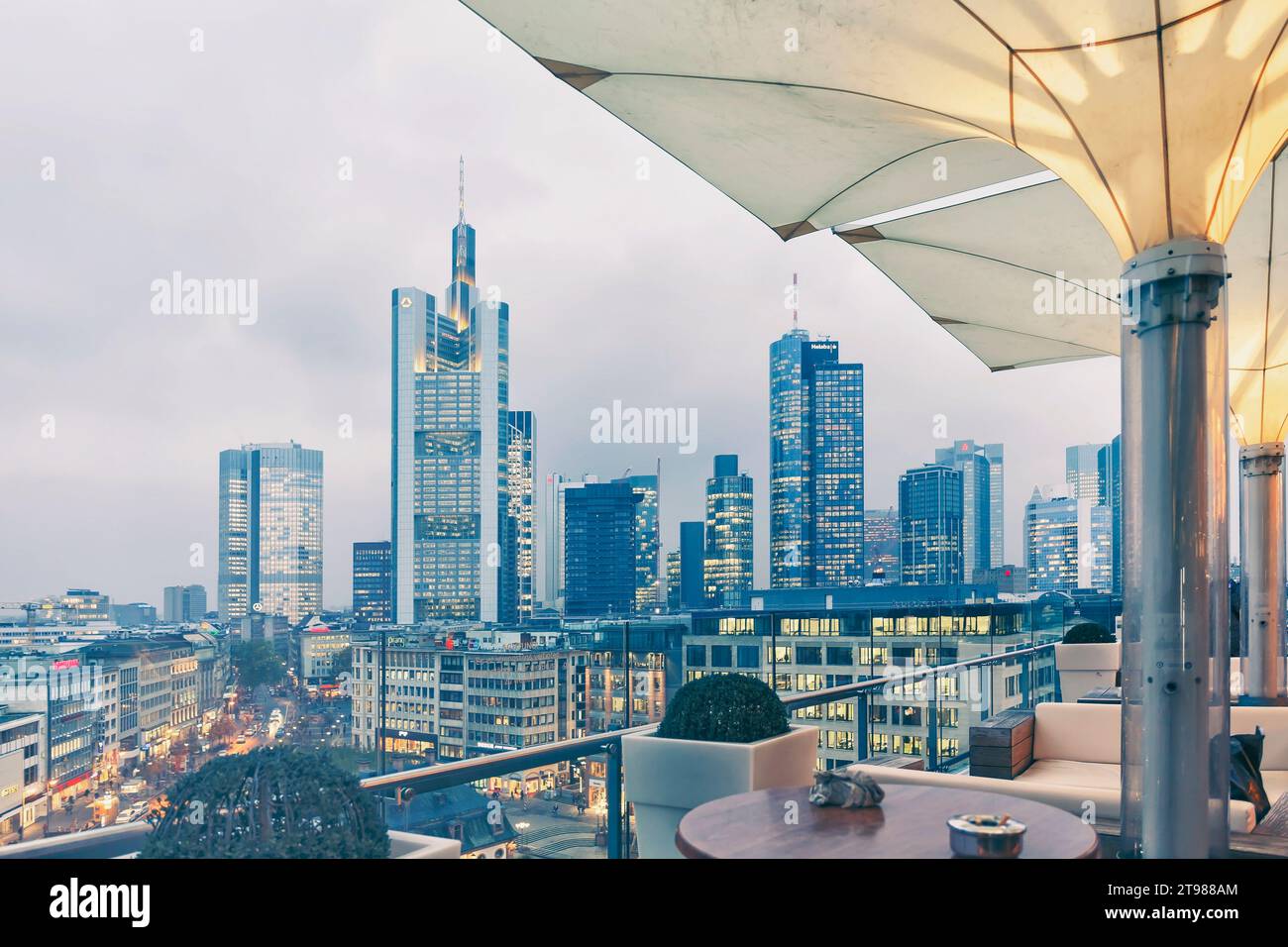 Beleuchtete Skyline mit Commerzbank Tower in der Abenddämmerung in Frankfurt am Main, Hessen, Deutschland Stockfoto