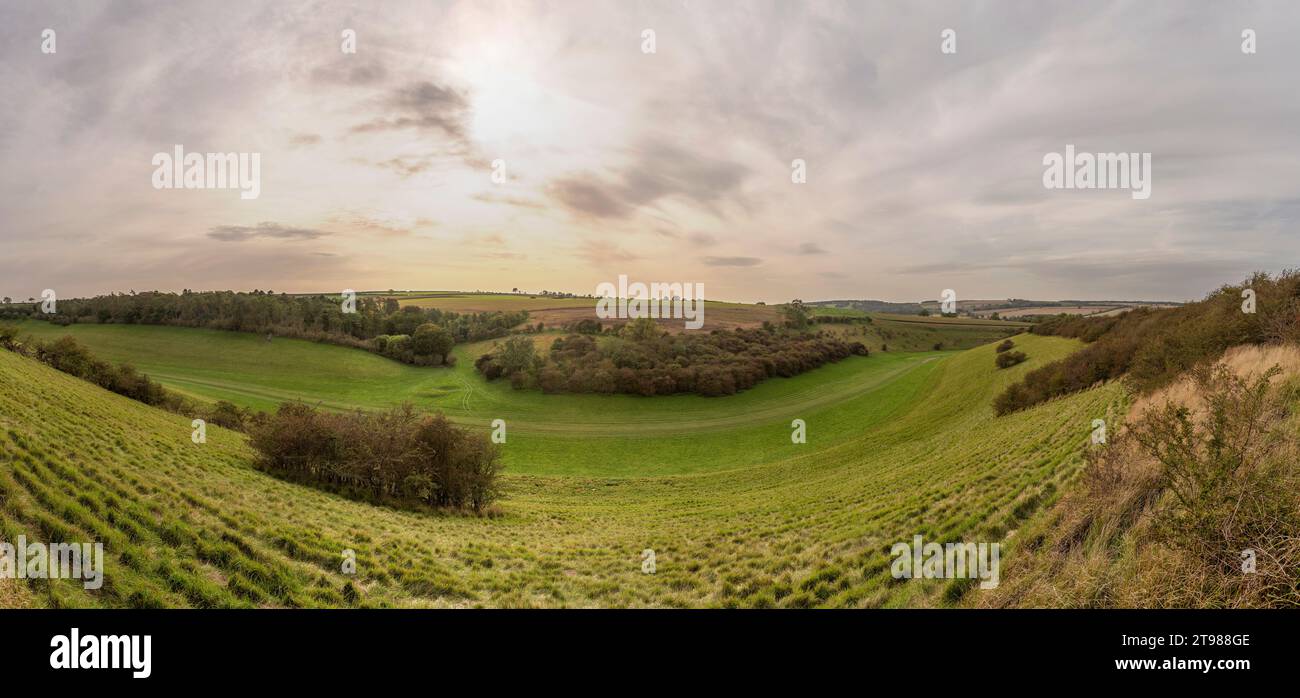 Ein typisches trockenes Kreidetal in der Nähe des Dorfes Warter in den Yorkshire Wolds, Großbritannien Stockfoto