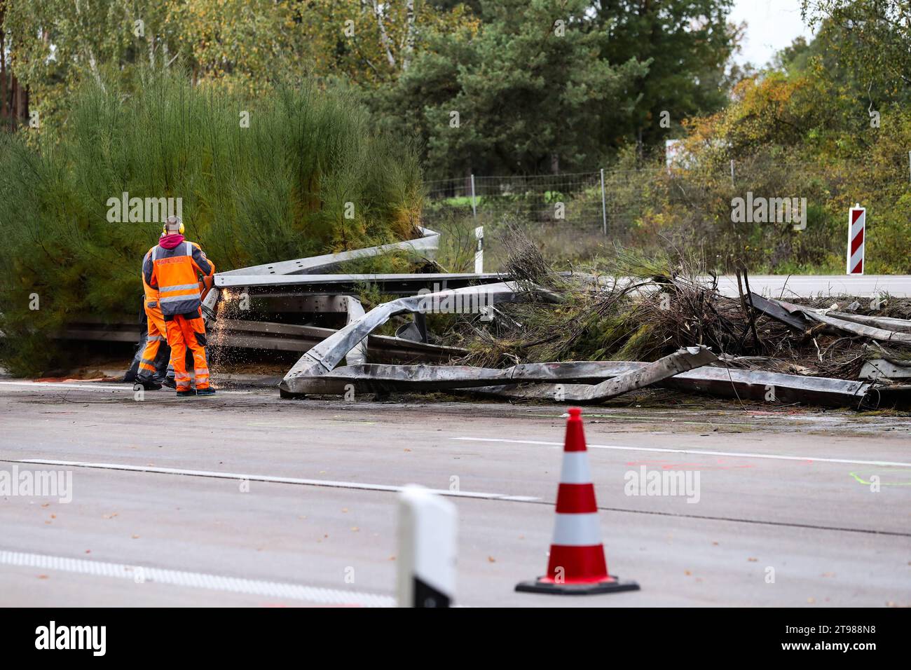 Mitarbeiter an der Unfallstelle, 13,10 Uhr wurde die Autobahn Richtung Hannover wieder freigegeben. Die A2 bleibt zwischen Burg und Theeßen gesperrt. Hinter der Ausfahrt Thesen - Drewitz in Richtung Hannover war in der Nacht zum Mittwoch ein LKW in Folge eines Unfalls umgekippt. Zwei Personen kamen bei dem Unfall ums Leben. *** Mitarbeiter am Unfallort wurde die Autobahn in Richtung Hannover mit 1 Credit: Imago/Alamy Live News wieder eröffnet Stockfoto