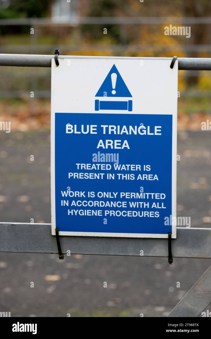 Blaues Dreiecksschild, Warwickshire, Großbritannien Stockfoto