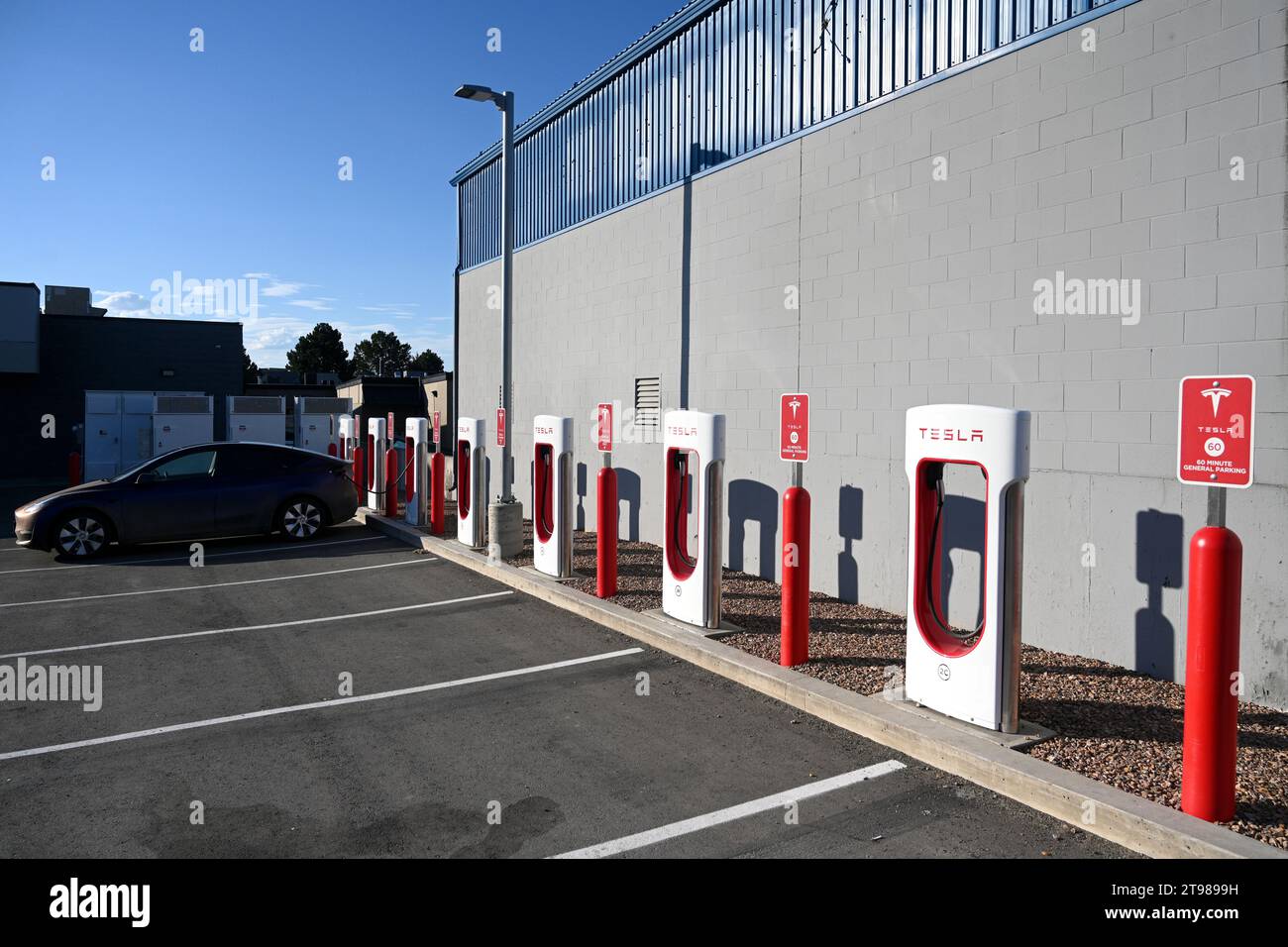 Kamloops, BC, Kanada - 20. Juli 2023: Tesla-Ladestation in Kamloops, Kanada. Stockfoto