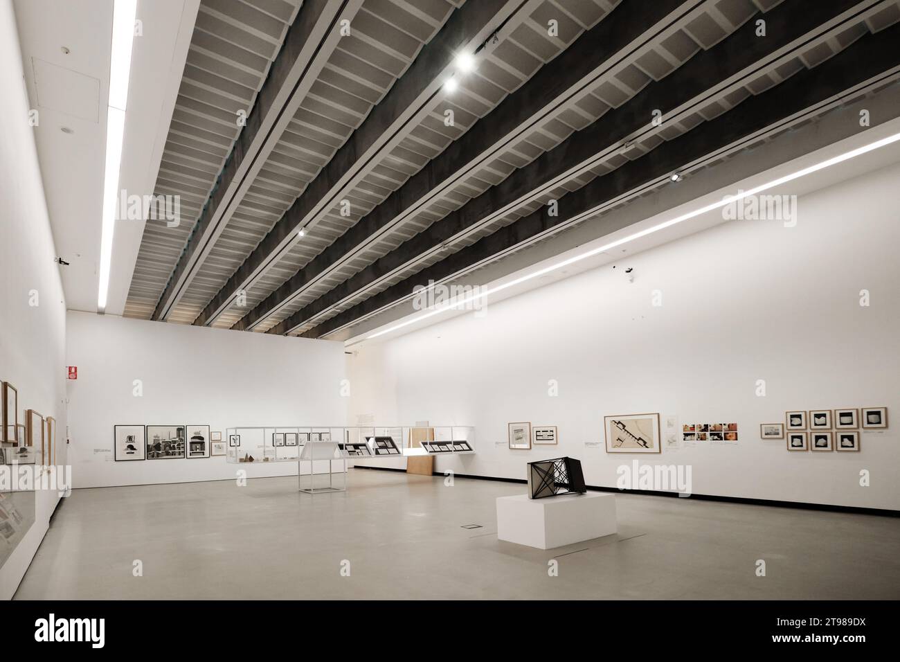Rom, Italien - 29. Oktober 2023: Innenraum des MAXXI-Nationalmuseums für zeitgenössische Kunst und Architektur des 21. Jahrhunderts, von Zaha Hadid entworfen Stockfoto