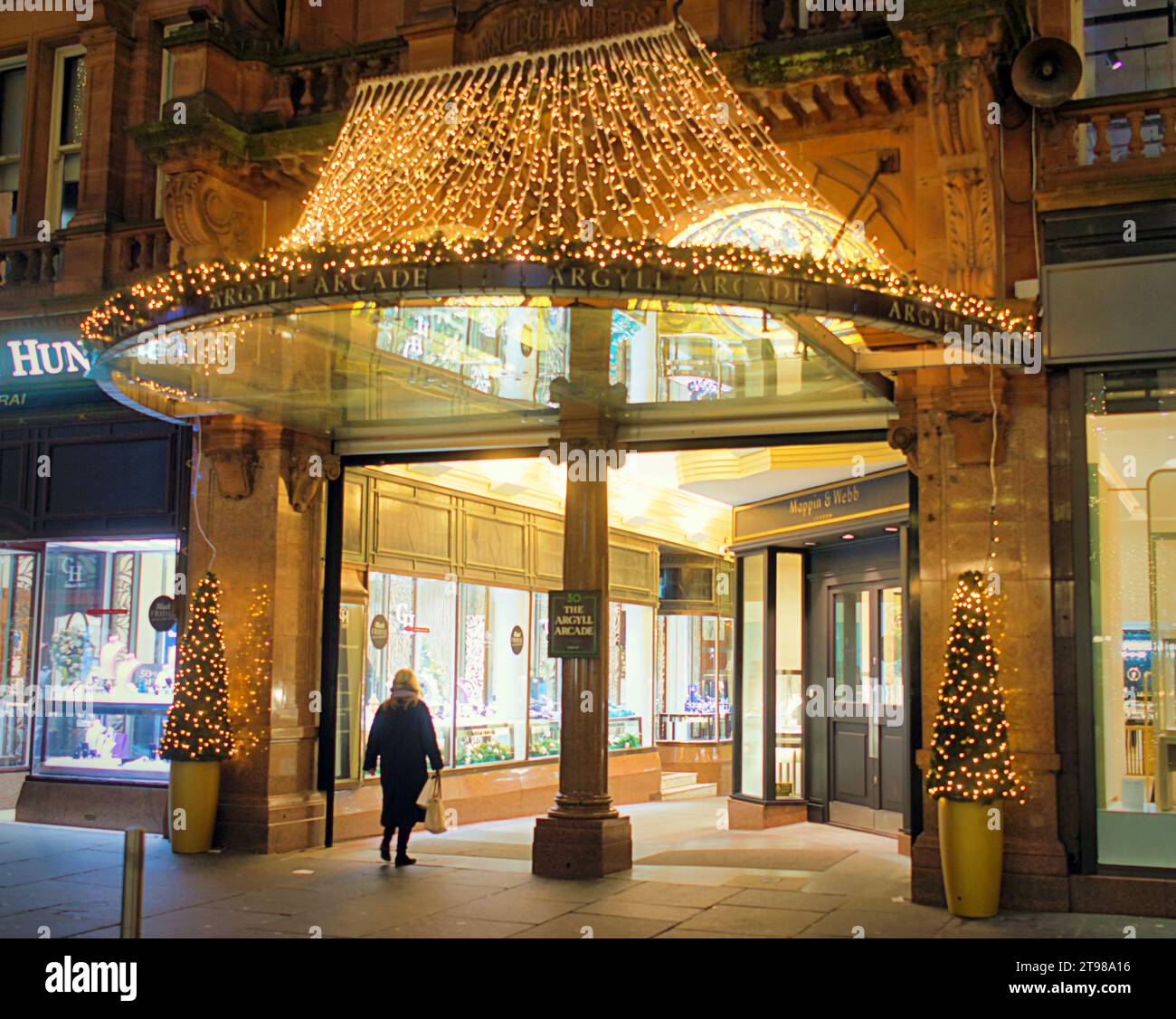 Glasgow, Schottland, Großbritannien. November 2023. Weihnachtseinkäufe waren auf der stilvollen Meile von Schottland, der Buchanan Street, in der das Einkaufszentrum mit Argyle-Arkaden beleuchtet war. Credit Gerard Ferry/Alamy Live News Stockfoto