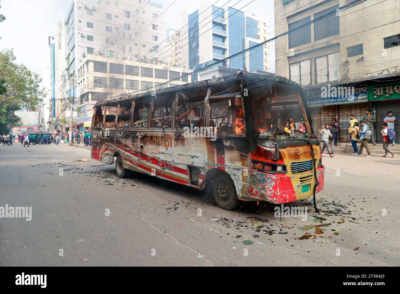 Dhaka, Bangladesch. November 2023. Eine Gruppe nicht identifizierter Demonstranten zündete am 23. November einen Personenbus von Ajmeri Glory Paribahan in Bijaynagar in Dhaka, Bangladesch an. 2023. der Vorfall ereignete sich am Donnerstag, dem zweiten Tag der sechsten Blockade, die von der BNP und ihren gleichgesinnten Parteien einberufen wurde. Foto: Suvra Kanti das/ABACAPRESS.COM Credit: Abaca Press/Alamy Live News Stockfoto