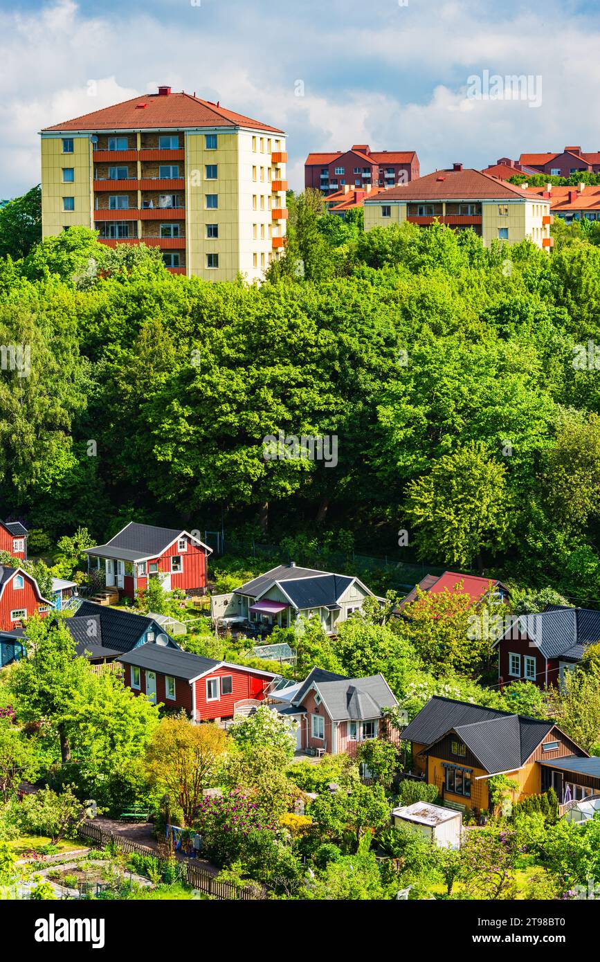 Stadtviertel mit Häusern, Bäumen, Blumen und Architektur in Göteborg, Schweden Stockfoto
