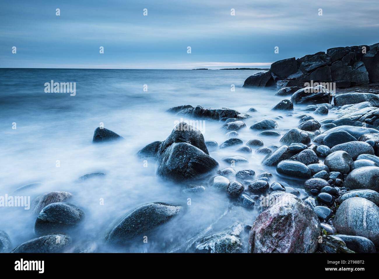 Ruhige Küstenlandschaft mit Felsen, Wasser und Himmel in Schweden. Stockfoto