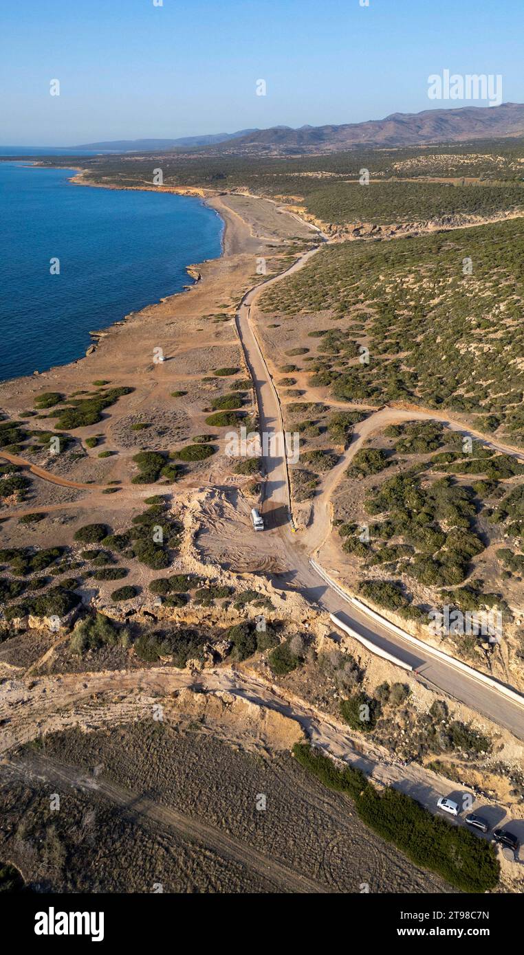 Blick auf die Straße zur Halbinsel Akamas aus der Vogelperspektive, die im November 2023 modernisiert wird, Akamas Nature Reserve, Paphos District, Republik Zypern. Stockfoto