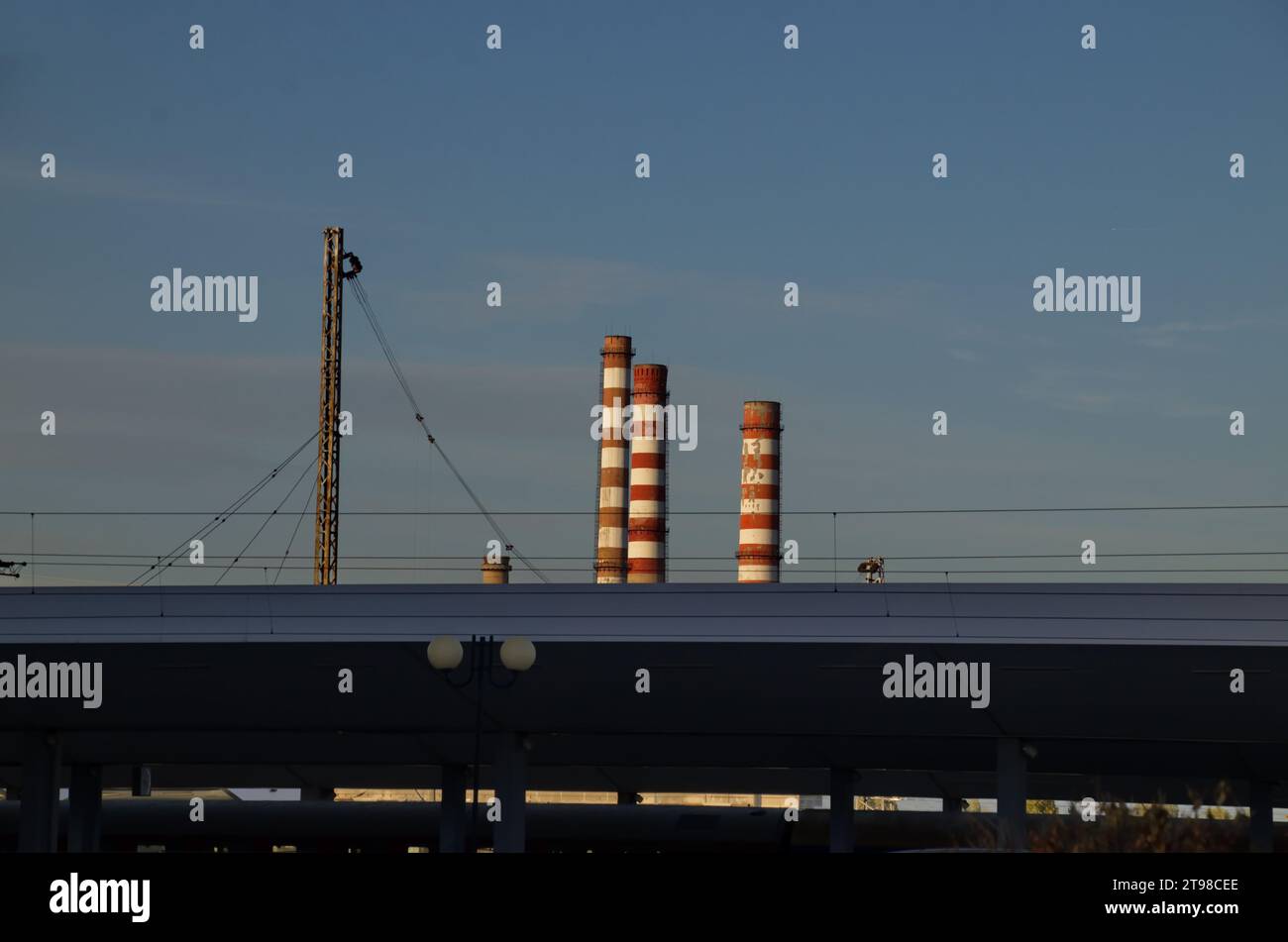 Blick aus der Ferne auf das derzeit nicht in Betrieb befindliche Thermoelektrik-Kraftwerk Sofia Iztok, Bulgarien Stockfoto