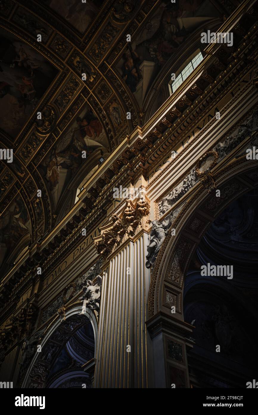 Rom, Italien - 29. Oktober 2023: Architektonische Details der Kirche Sant'Andrea della Valle Stockfoto