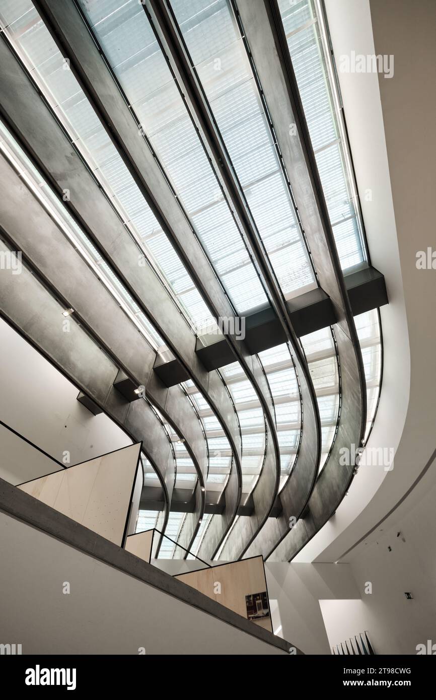 Rom, Italien - 29. Oktober 2023: Innenraum des MAXXI-Nationalmuseums für zeitgenössische Kunst und Architektur des 21. Jahrhunderts, von Zaha Hadid entworfen Stockfoto