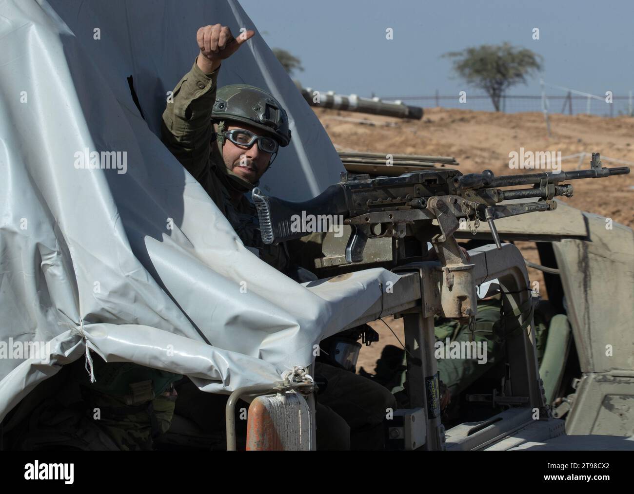 Süd-Israel, Israel. November 2023. Israelische Soldaten, die aus dem Gazastreifen zu einer Basis im Süden Israels zurückkehren, treffen am 23. November 2023 in einem Humvee ein. Morgen, am 24. November, sollen Israel und die Hamas einen Waffenstillstand beginnen und 50 israelische Geiseln gegen 150 in Israel inhaftierte Palästinenser austauschen. Der Waffenstillstand wird fünf Tage dauern und täglich etwa 12 Geiseln entlassen. Foto von Jim Hollander/UPI Credit: UPI/Alamy Live News Stockfoto