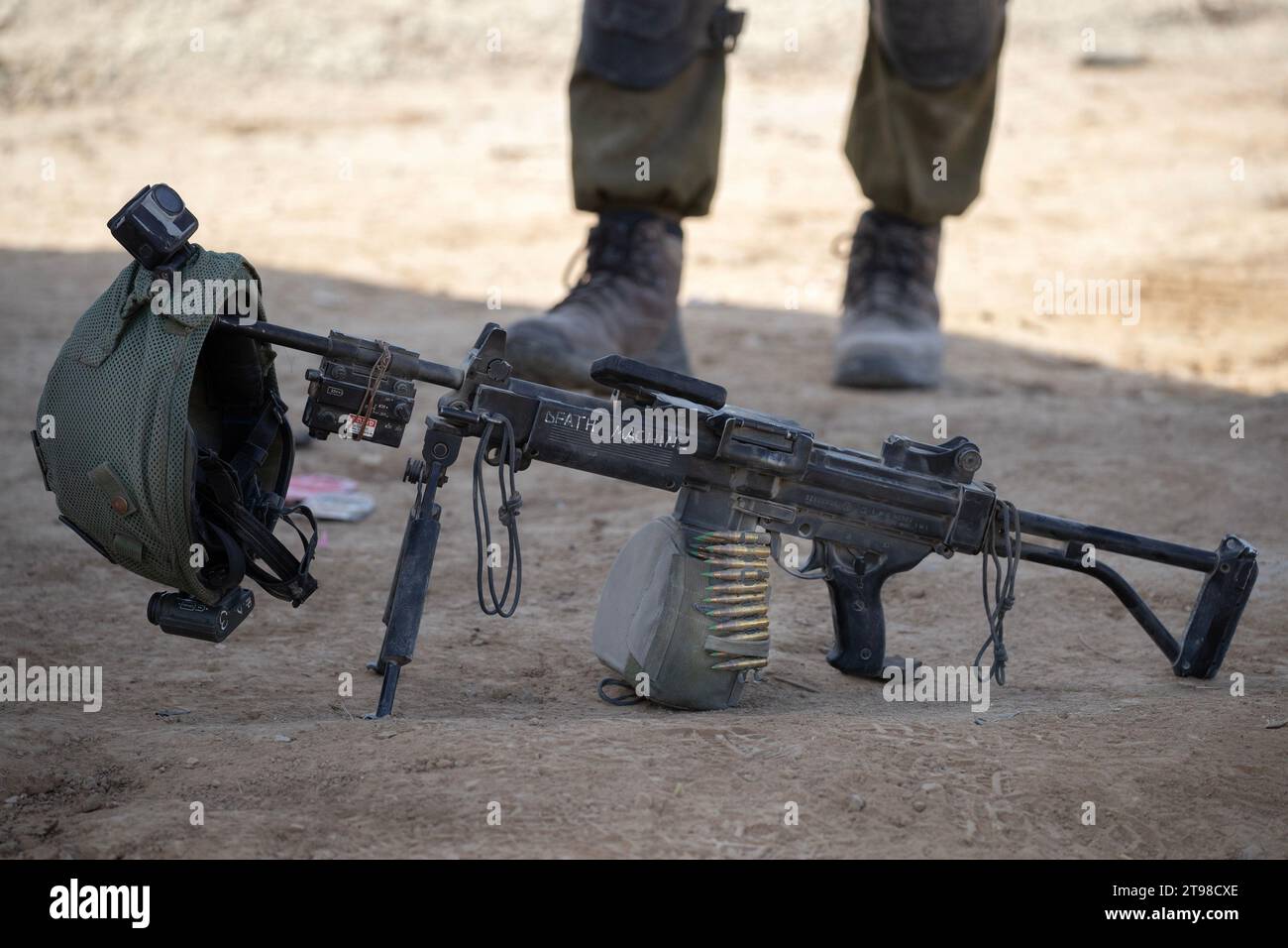 Süd-Israel, Israel. November 2023. Ein israelischer Soldat steht am 23. November 2023 in der Nähe seiner 50-CAL-Maschinenpistole und seines Helms in einer Basis nahe der Grenze zum Gazastreifen in Südisrael. Der Slogan, der in die Waffe eingeritzt ist, lautet Killing Machine. Am 24. November sollen Israel und die Hamas einen Waffenstillstand beginnen und 50 israelische Geiseln gegen 150 in Israel inhaftierte Palästinenser tauschen. Der Waffenstillstand wird fünf Tage dauern und täglich etwa 12 Geiseln entlassen. Foto von Jim Hollander/UPI Credit: UPI/Alamy Live News Stockfoto