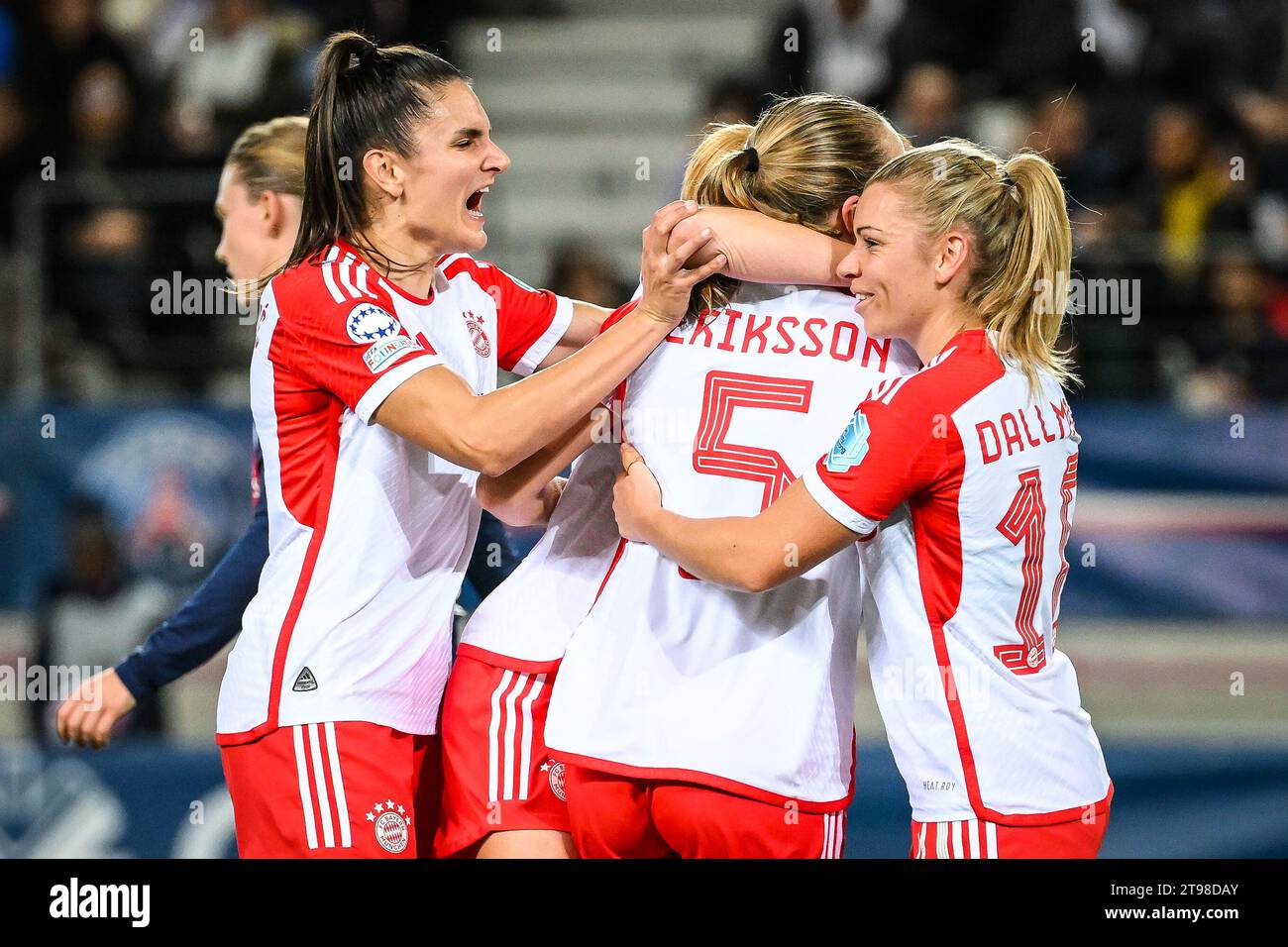 Paris, Frankreich, Frankreich. November 2023. Magdalena ERIKSSON von Bayern München feiert sein Tor mit Jovana DAMNJANOVIC von Bayern München und Linda DALLMANN von Bayern München während des Gruppenspiels C der UEFA Women's Champions League zwischen Paris Saint-Germain und dem FC Bayern München am 23. November 2023 in Paris. (Kreditbild: © Matthieu Mirville/ZUMA Press Wire) NUR REDAKTIONELLE VERWENDUNG! Nicht für kommerzielle ZWECKE! Stockfoto