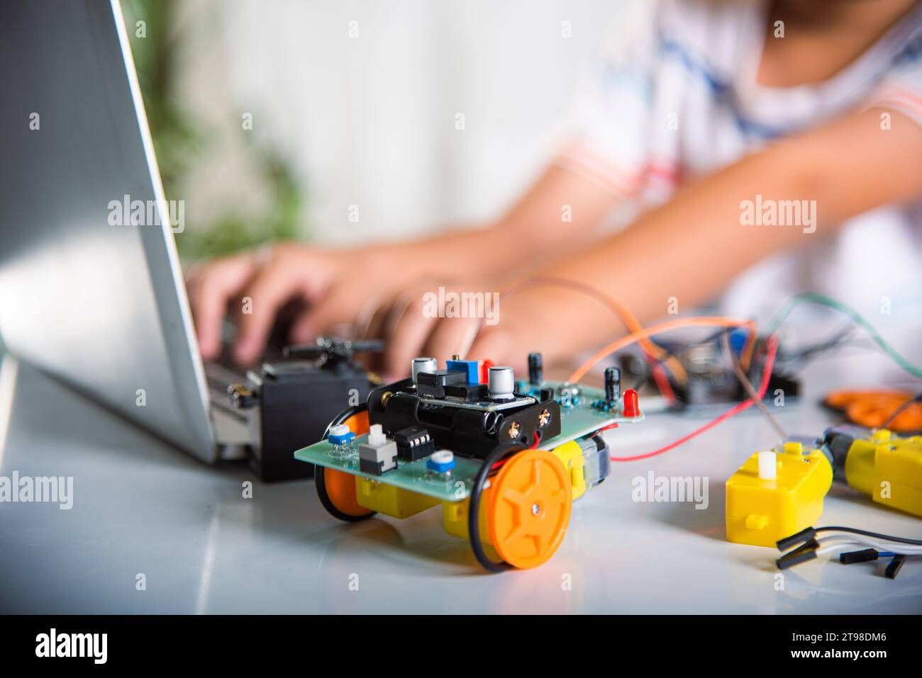 Asiatischer Junge lernt Programmierung und Programmierung mit einem Laptop für Arduino Roboterwagen Stockfoto