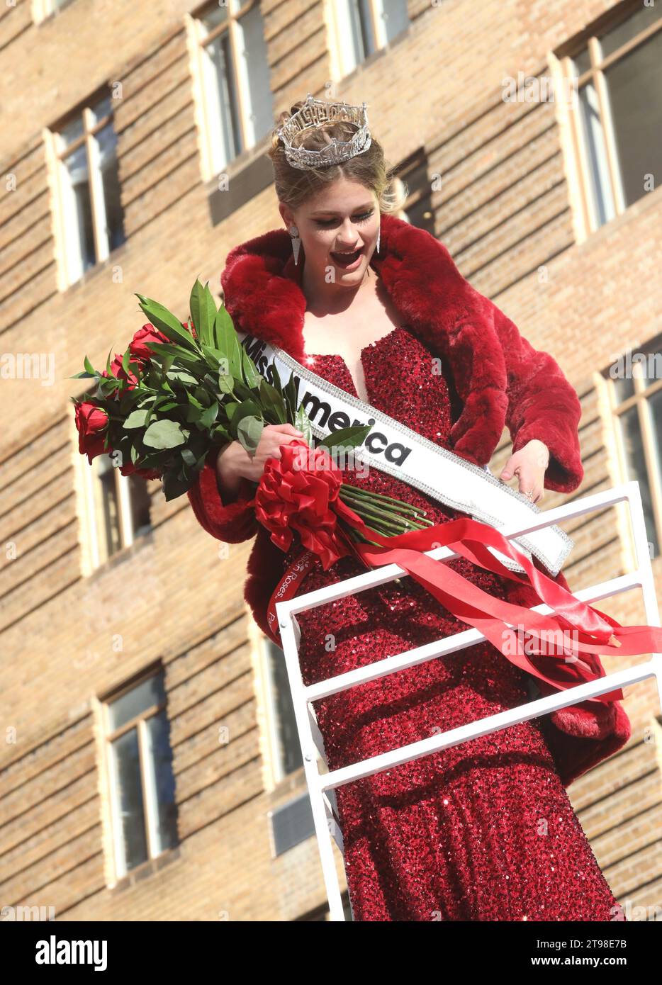 New York, USA. November 2023. Miss America 2023 Grace Stanke bei Macy's Thanksgiving Day Parade 2023. (Kreditbild: © Niyi Fote/TheNEWS2 via ZUMA Press Wire) NUR REDAKTIONELLE VERWENDUNG! Nicht für kommerzielle ZWECKE! Stockfoto