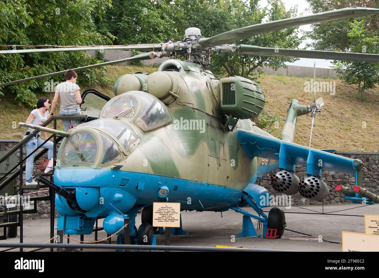 MIL Mi-24 (Hind) Angriffshubschrauber im Nationalen Museum der Geschichte der Ukraine im Zweiten Weltkrieg in Kiew, Ukraine Stockfoto